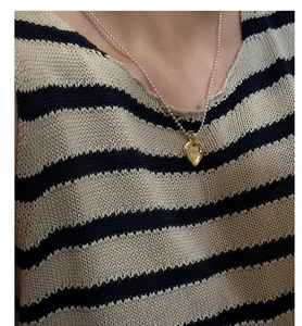 Dettaglio della collana a cuore in argento S925 placcata oro con incisione love