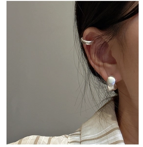 Orecchini a clip minimalisti in argento S925 e cerchio semicilindrico su orecchio di modella