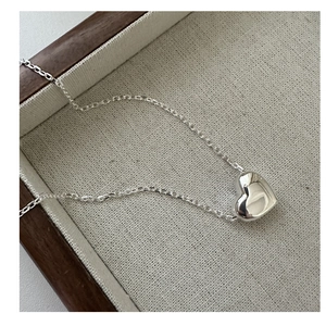 Gros plan du pendentif cœur en argent sterling S925 poli avec fine chaîne argentée