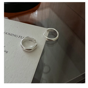 Dettaglio di orecchini S925 in argento sterling con finitura testurizzata moderna