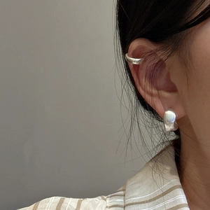 Orecchini a perno geometrici opachi in argento sterling S925 su modella donna