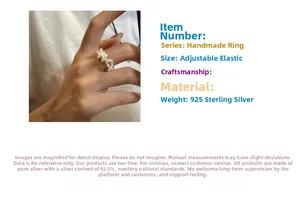Détail d'une bague élastique faite main avec perles en argent S925 et perles blanches
