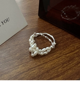 Détail d'une bague en argent S925 avec perles baroques sur anneau métallique texturé