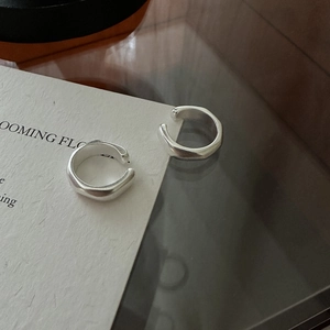 Ear cuff minimalisti in argento sterling S925 con design geometrico irregolare e spesso