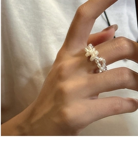Détail d'une bague double couche en perles d'eau douce tissée à la main au doigt