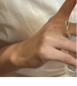 Vue détaillée de la bague double couche en argent S925 avec perle et motif branche