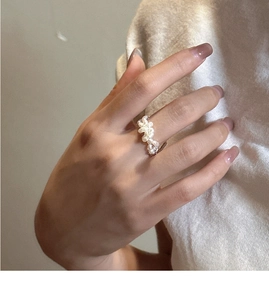 Détail d'une bague en argent S925 faite main avec un cluster de perles blanches