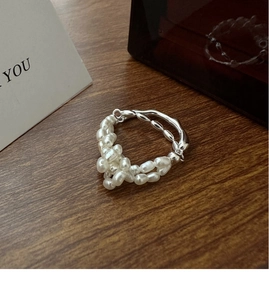 Macro détaillée d'une bague double couche en argent S925 avec petites perles blanches