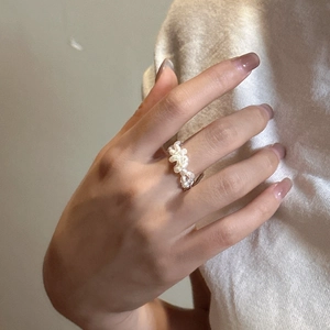 Bague double couche en argent S925 avec perles baroques portée sur le doigt