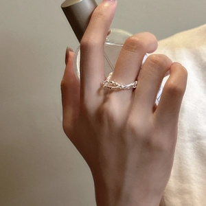 Bague double couche en argent sterling S925 avec texture de lave portée à l'index