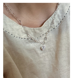 Gros plan du collier coeur en argent S925 avec pendentif zircon sur maillons creux