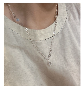 Détail du collier en argent S925 avec pendentif cœur en zircon sur un mannequin