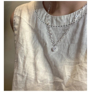 Détail du collier coeur en argent avec pendentif zircon et chaîne à maillons coeurs pour femmes