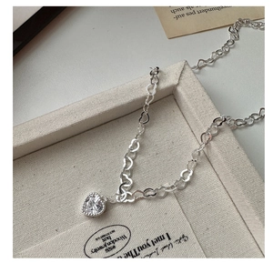 Détail du collier S925 en argent à maillons cœur avec pendentif zircon étincelant