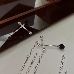 Minimalist S925 silver earrings with black onyx balance beads in a cross design