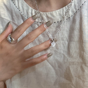 Ensemble collier pendentif cœur et bague en zircon en argent sterling S925 sur un mannequin