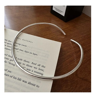 Close-up of S925 sterling silver minimalist open collar necklace with authentic hallmark