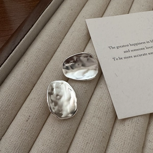 Irregular oval S925 sterling silver stud earrings with hammered texture and minimalist design