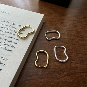 Minimalist S925 sterling silver wave hoop earrings in polished gold and silver finishes