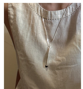 Collier en argent S925 minimaliste avec long pendentif conique et détail en émail noir sur modèle