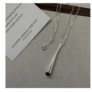 Détail macro du collier en argent S925 avec émail noir et chaîne à mailles carrées