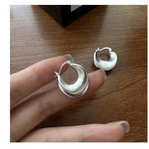 Detailed view of s925 sterling silver geometric U-shaped hoop earrings with matte finish