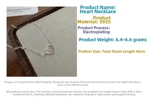 Détail du collier cœur en argent sterling S925 avec une chaîne à maillons texturée