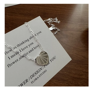 Détail du collier trombone en argent sterling S925 avec un pendentif cœur texturé