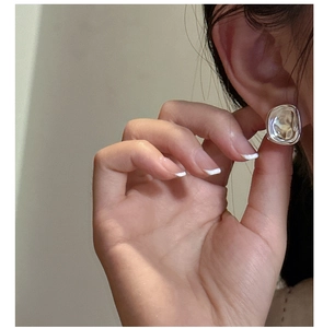 Close-up of s925 silver square wrinkled earrings featuring a minimalist geometric design