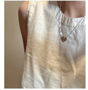 Détail du collier cœur en argent s925 avec texture radiale sur une chaîne à maillons