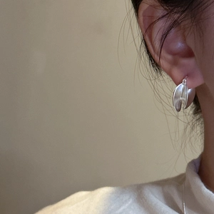 Minimalist S925 sterling silver matte U-shaped hoop earrings on female model