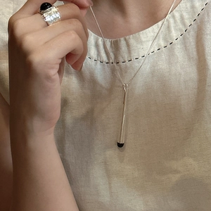 Parure de bijoux en argent S925 avec collier pendentif en émail noir et bague texturée
