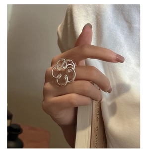 Dettaglio dell'anello in argento S925 a forma di fiore effetto metallo liquido indossato