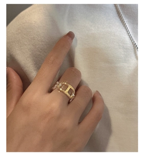 Close-up of two-tone chain ring with gold and silver links worn on a finger