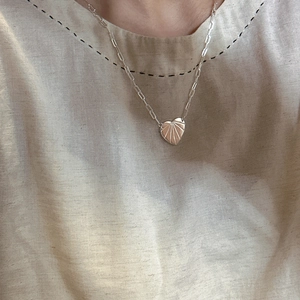 Collier cœur en argent s925 avec texture rayons de soleil et chaîne trombone moderne