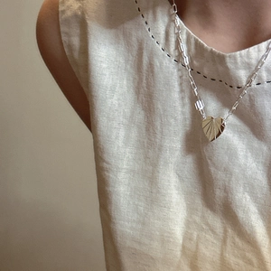 Collier cœur en argent S925 minimaliste avec texture rayonnante et chaîne à maillons rectangulaires
