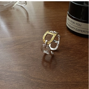 Macro detail of S925 silver ring featuring vintage arabesque engraving and horseshoe link