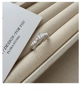 Detailansicht des unregelmäßigen S925 Silberrings mit einem rechteckigen Edelstein