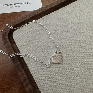 Collier en argent sterling S925 avec pendentif cœur et chaîne trombone sur plateau en bois