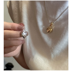 Dettaglio di ciondoli a cuore in argento S925 martellato nelle varianti oro e argento