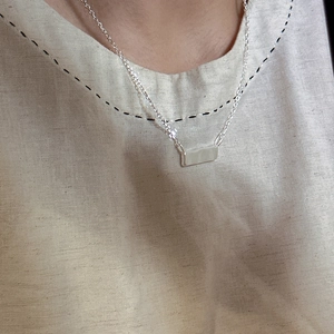 Collana minimalista in argento sterling S925 con pendente quadrato opaco su lino