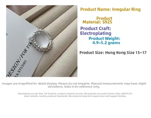 Nahaufnahme eines unregelmäßigen S925 Sterling Silber Ringes mit klarem Stein und Faltentextur