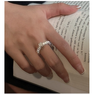 Nahaufnahme eines S925 Silberrings mit rechteckigen Baguette-Steinen am Finger