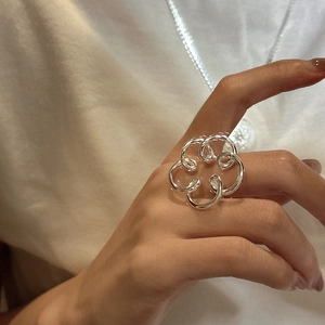 Anello a fiore in argento sterling S925 con design minimalista a petali traforati