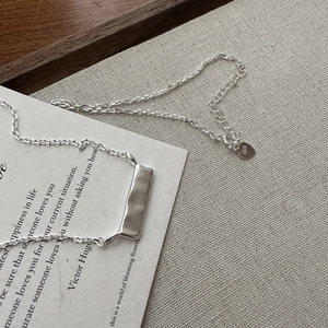 Collana minimalista in argento S925 con pendente quadrato opaco e dettaglio cuore