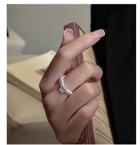 Nahaufnahme des S925 Sterling Silber Rings mit drei Baguette-Zirkonia-Steinen