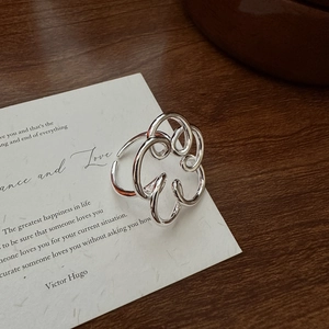 Anello artistico in argento sterling S925 con linee ondulate e finitura lucida