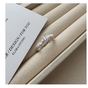 Makroaufnahme von S925 Silberring mit Zirkonia im Baguetteschliff und Spiralstruktur