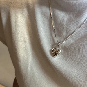 Collana a cuore in argento sterling S925 con finitura martellata indossata da modella