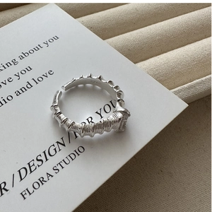 Nahaufnahme von S925 Sterlingsilber Ring mit Textur-Details und S925-Punze